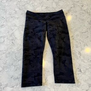 Lululemon wunder under crop leggings in black and gray camo denim weave size 8